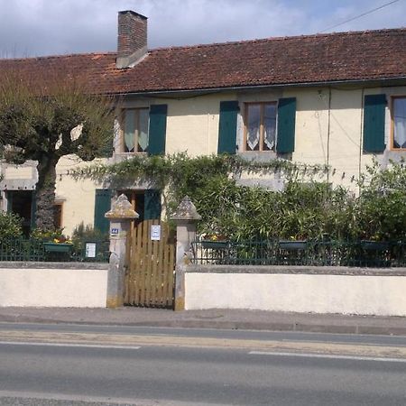 Bed and Breakfast La Maison Jaune Bouresse Экстерьер фото
