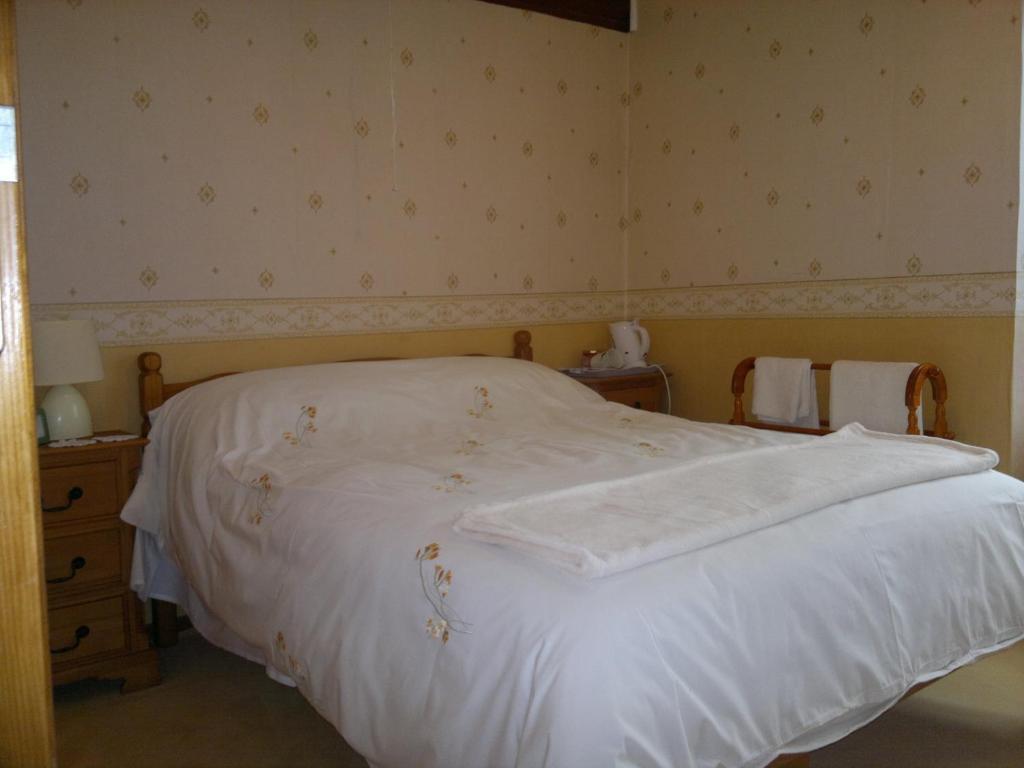 Bed and Breakfast La Maison Jaune Bouresse Экстерьер фото