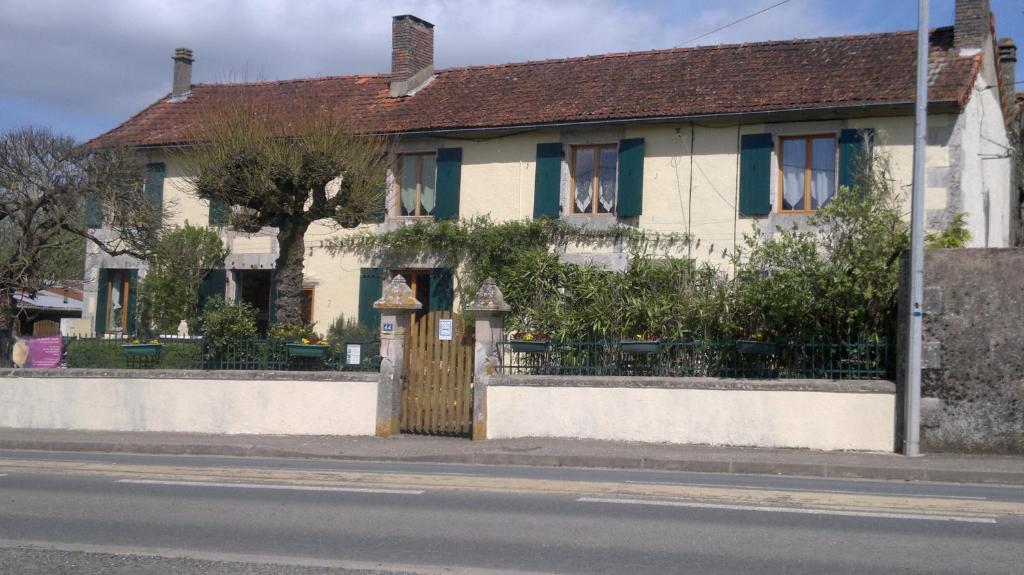 Bed and Breakfast La Maison Jaune Bouresse Экстерьер фото